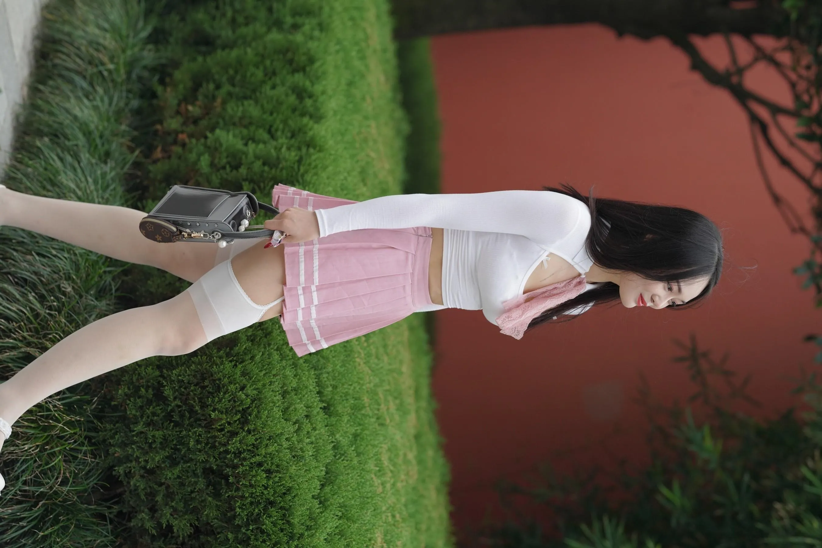 魔镜街拍 NO.161 街拍白丝吊带袜美女 [109P]插图6